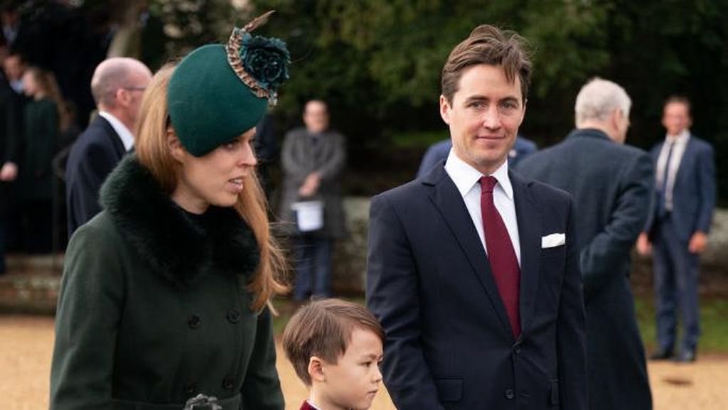 Foto: Momen Putri Beatrice Pertama Kali Ajak Anak Tiri ke Misa Natal Kerajaan