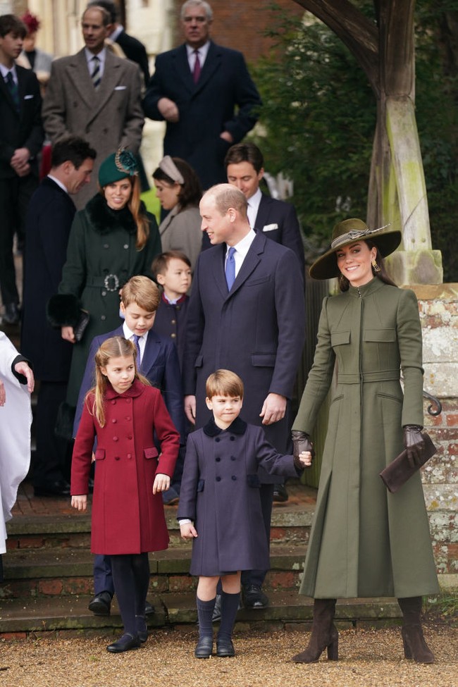 Mereka tampak berjalan di belakang keluarga Pangeran William, Kate Middleton dan ketiga anaknya. Foto: Getty Images/WPA Pool