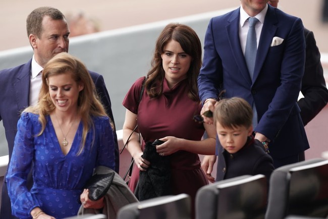 Pada Acara Platinum Jubilee 2022, Putri Beatrice dan Edoardo juga mengajak Christopher. Terlihat kedekatan antara sepupu Pangeran Harry itu dengan putra sambungnya. Foto: Getty Images/WPA Pool