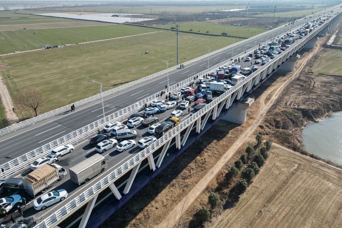 Ratusan Mobil Kecelakaan Beruntun di China Gegara Kabut Tebal TOPSHOT - This aerial photo taken on December 28, 2022 shows a multi-vehicle collision on Zhengxin Yellow River Bridge in Zhengzhou, in China's central Henan province. - China OUT (Photo by AFP) / China OUT (Photo by STR/AFP via Getty Images)