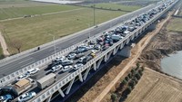 Kendaraan yang terlibat kecelakaan tersebut berasal dari berbagai model, mulai dari mobil penumpang, pikap, mini bus, hingga truk. Masing-masing dari kendaraan tersebut saling tubruk dan bahkan ada yang saling tindih. Foto: AFP via Getty Images/STR