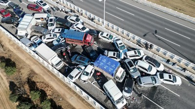 Pemandangan Ngeri Ratusan Mobil Saling Tubruk-Tindih pada Tabrakan Beruntun di China