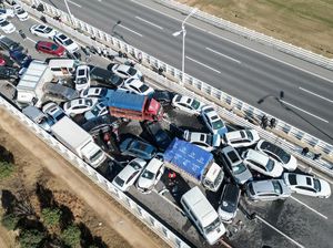 Pemandangan Ngeri Ratusan Mobil Saling Tubruk-Tindih pada Tabrakan Beruntun di China
