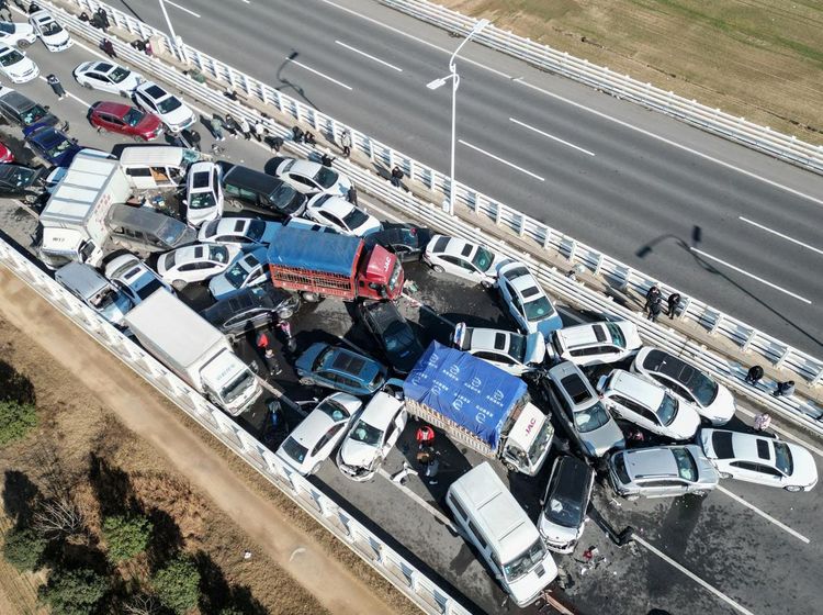 Pemandangan Ngeri Ratusan Mobil Saling Tubruk-Tindih pada Tabrakan Beruntun di China