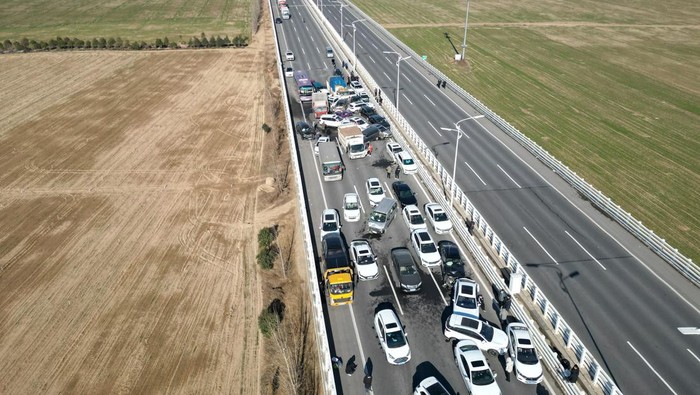 Ratusan Mobil Kecelakaan Beruntun di China Gegara Kabut Tebal TOPSHOT - This aerial photo taken on December 28, 2022 shows a multi-vehicle collision on Zhengxin Yellow River Bridge in Zhengzhou, in China's central Henan province. - China OUT (Photo by AFP) / China OUT (Photo by STR/AFP via Getty Images)