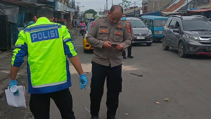 Remaja 16 tahun asal Bekasi tewas terlindas truk usai jatuh tergelincir di Jl Raya Mayor Oking, Citereup, Kabupaten Bogor. Saat kejadian, korban berbonceng tiga bersama rekannya dan melawan arus.