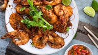 Udang dan jenis seafood lain juga tergolong sumber protein rendah lemak. Jadi konsumsinya aman karena tidak akan memperparah asam lambung. Pastikan tidak menggorengnya. Foto: iStock
