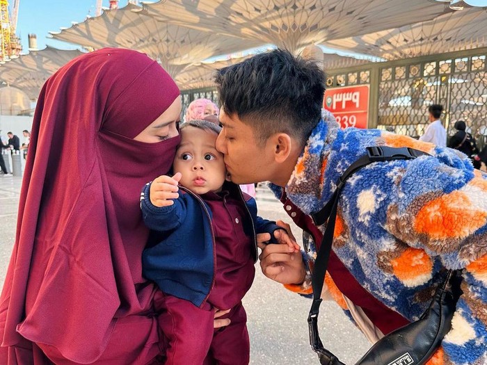 Rizky Billar dan Lesti Kejora saat menjalankan ibadah umrah.