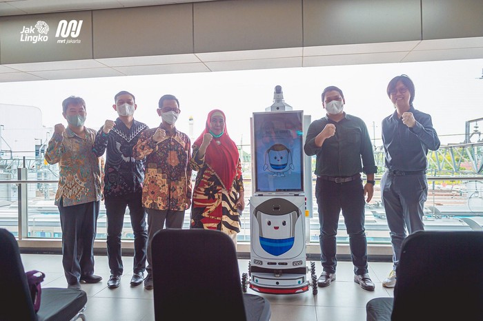 Robot Patroli DINA di Stasiun MRT Jakarta Lebak Bulus Robot Patroli DINA di Stasiun MRT Jakarta Lebak Bulus