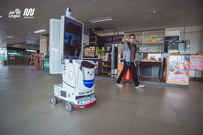 Robot Patroli DINA di Stasiun MRT Jakarta Lebak Bulus Robot Patroli DINA di Stasiun MRT Jakarta Lebak Bulus
