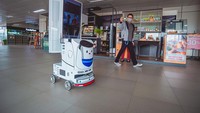 PT MRT Jakarta (Perseroda) meluncurkan inovasi terbaru Robot DINA (Digital Intelligent Assistant), yaitu robot pintar yang berpatroli di dalam area stasiun. Robot ini dikembangkan oleh MRT Jakarta bersama pengembang dan juga dari para akademisi Universtitas Gunadharma. Foto: Dok. MRT Jakarta