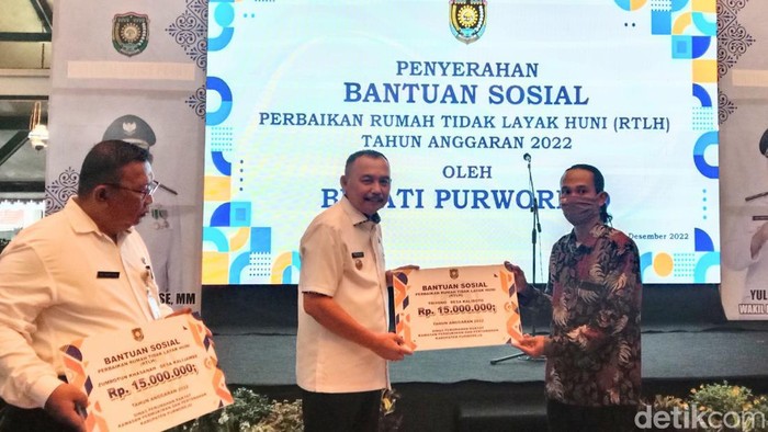Penyerahan Bantuan Sosial Perbaikan Rumah Tidak Layak Huni (RTLH) tahun anggaran 2022 oleh Bupati Purworejo Agus Bastian, Rabu (28/12/2022).