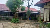 Dengan bagunan gaya Eropa dan taman yang luas, memang wajar banyak yang tertarik untuk menjadikan ini sebagai tempat resepsi pernikahan. Meski konon rumah itu pernah dijadikan tempat film horor, rumah itu tak terasa menyeramkan. Foto: Afzal Nur Iman/detikJateng Dengan bagunan gaya Eropa dan taman yang luas, memang wajar banyak yang tertarik untuk menjadikan ini sebagai tempat resepsi pernikahan. Meski konon rumah itu pernah dijadikan tempat film horor, rumah itu tak terasa menyeramkan. Foto: Afzal Nur Iman/detikJateng