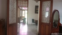 Kepala Kantor Yayasan Mardi Waluyo, Dwi Prakoso, yang saat ini mengelola rumah tersebut menunjukkan beberapa ruangan yang ada di dalam rumah itu. Foto: Afzal Nur Iman/detikJateng Kepala Kantor Yayasan Mardi Waluyo, Dwi Prakoso, yang saat ini mengelola rumah tersebut menunjukkan beberapa ruangan yang ada di dalam rumah itu. Foto: Afzal Nur Iman/detikJateng