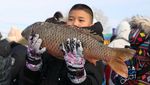 Saat Danau Beku di China Jadi Tempat Festival Memancing Ikan
