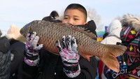 Anak kecil pun ikut berpartisipasi dalam festival memancing tersebut.
