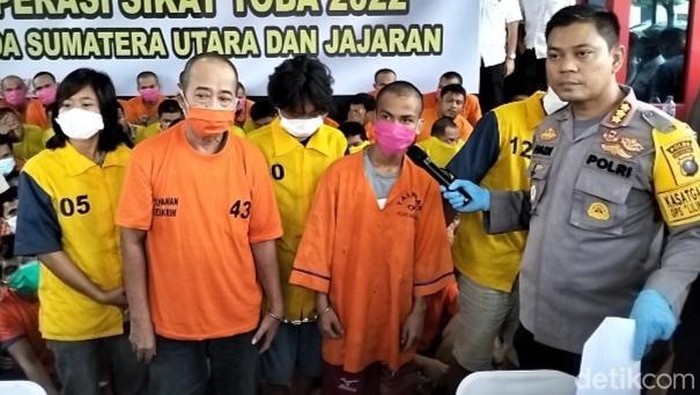Salah satu pelaku pencurian sepeda motor yang saat dihadirkan oleh polisi. (Datuk Haris Molana/detikSumut)