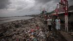 Sampah Kiriman Gelombang Laut Menumpuk di Pandeglang
