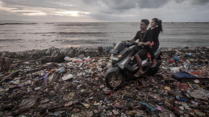 SAMPAH KIRIMAN GELOMBANG DI PANDEGLANG Warga berjalan berjalan di samping tumpukan sampah yang terbawa gelombang air laut di Labuan, Pandeglang, Banten, Selasa (27/12/2022). Gelombang tinggi disertai angin kencang yang terjadi sejak beberapa hari terakhir mengakibatkan sampah dari laut terbawa gelombang dan menumpuk di sekitar kawasan pesisir tersebut. ANTARA FOTO/Muhammad Bagus Khoirunas/aww.