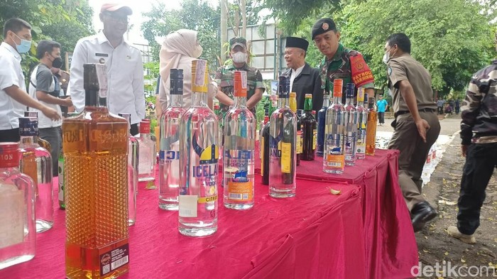 Satpol PP Depok musnahkan 1.901 miras ilegal selama tiga bulan operasi