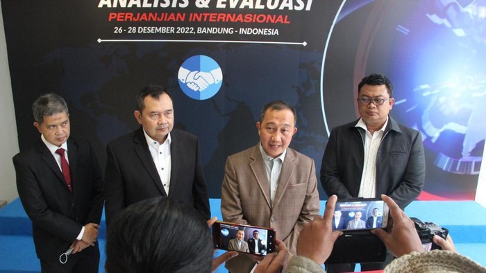 Sekretaris NCB Interpol Polri Brigjen Amur Chandra (jas cokelat).