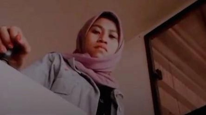 Seleb tiktok Nirwana Selle saat berada di dalam crane PT GNI yang terbakar.