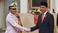 Presiden Joko Widodo (kanan) memberikan ucapan selamat kepada Kepala Staff TNI Angkatan Laut (KSAL) Laksamana TNI Muhammad Ali usai dilantik di Istana Negara, Jakarta.