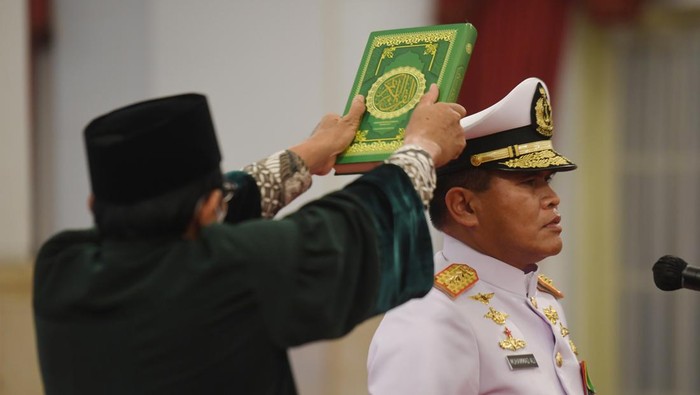 Presiden Joko Widodo (tengah) didampingi Panglima TNI Laksamana TNI Yudo Margono (kiri) dan Kepala Staf TNI Angkatan Laut (KSAL) Laksamana TNI Muhammad Ali menjawab pertanyaan wartawan usai pelantikan KSAL di Istana Negara, Jakarta, Rabu (28/12/2022). Presiden Joko Widodo melantik Laksamana Madya TNI Muhammad Ali menjadi KSAL menggantikan Laksamana TNI Yudo Margono yang telah dilantik menjadi Panglima TNI.