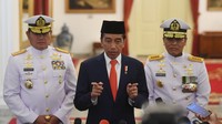 Presiden Joko Widodo (tengah) didampingi Panglima TNI Laksamana TNI Yudo Margono (kiri) dan Kepala Staf TNI Angkatan Laut (KSAL) Laksamana TNI Muhammad Ali menjawab pertanyaan wartawan usai pelantikan KSAL di Istana Negara, Jakarta.