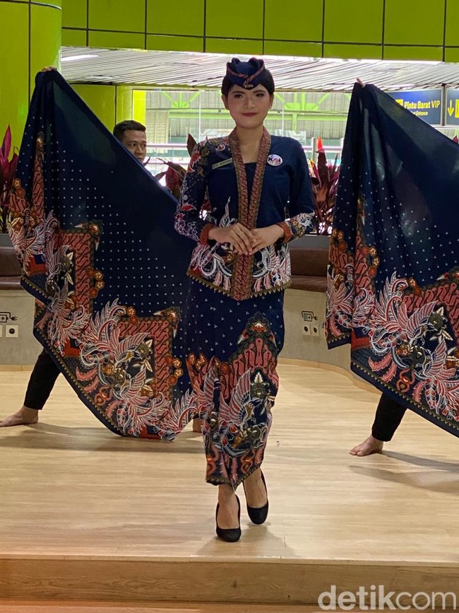 Inilah rancangan Anne Avantie untuk seragam baru petugas PT Kereta Api Indonesia [KAI]. Foto: Daniel Ngantung/Wolipop