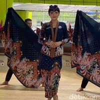 Inilah rancangan Anne Avantie untuk seragam baru petugas PT Kereta Api Indonesia [KAI]. Foto: Daniel Ngantung/Wolipop