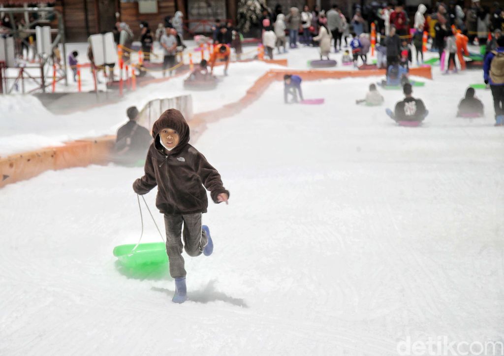 Traveler, Bekasi punya wahana bermain salju lho. Trans Snow World namanya, Suasananya sejuk dan syahdu. Seru!