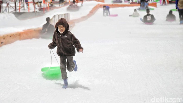 Serunya Bermain Salju di Trans Snow World Bekasi Traveler, Bekasi punya wahana bermain salju lho. Trans Snow World namanya, Suasananya sejuk dan syahdu. Seru!
