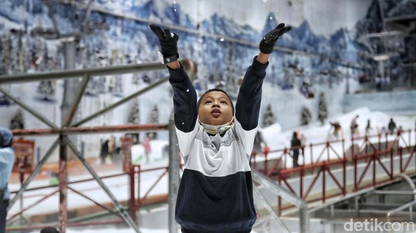 Wahana ini terbilang unik karena sanggup menghadirkan salju bernuansa Swiss di tengah Bekasi yang panas. Wahana ini terbilang unik karena sanggup menghadirkan salju bernuansa Swiss di tengah Bekasi yang panas.
