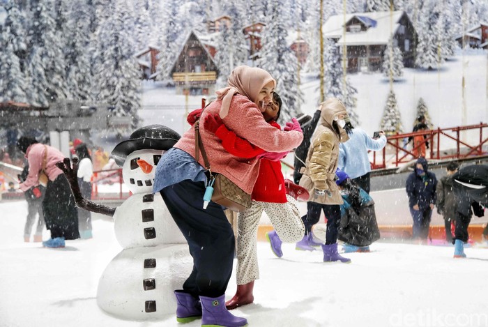 Traveler, Bekasi punya wahana bermain salju lho. Trans Snow World namanya, Suasananya sejuk dan syahdu. Seru!