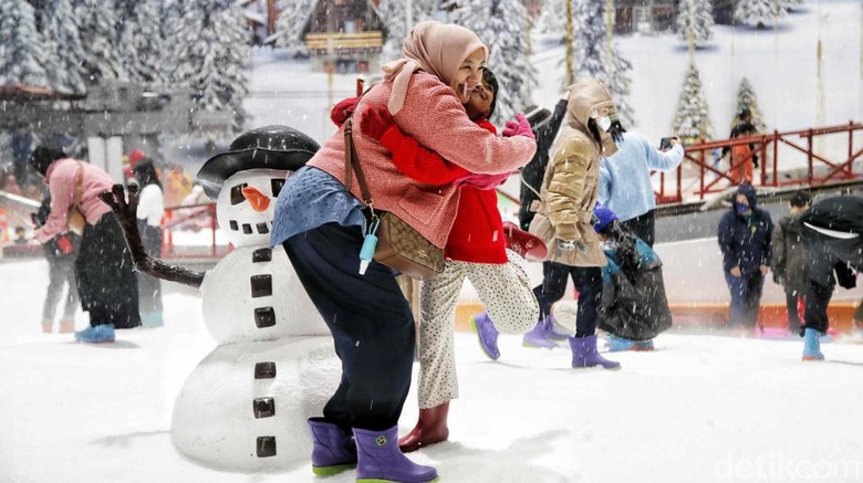 Traveler, Bekasi punya wahana bermain salju lho. Trans Snow World namanya, Suasananya sejuk dan syahdu. Seru!