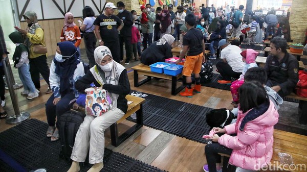 Pengunjung memenuhi area Changing Area, yaitu tempat para pengunjung mengganti alas kaki yang mereka kenakan untuk diganti menjadi sepatu khusus untuk di salju. Pengunjung memenuhi area Changing Area, yaitu tempat para pengunjung mengganti alas kaki yang mereka kenakan untuk diganti menjadi sepatu khusus untuk di salju.