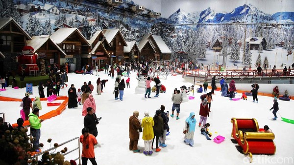 Suasana Swiss makin kental terasa ketika di arena bermain. Ornamen kayu dengan warna coklat makin menghiasi setiap sisi meja, resto maupun background yang mengelilingi kami. Selain itu suasana yang dingin dari es salju yang terus berjatuhan ditambah membuat warna putih menyelimuti berbagai sisi. Suasana Swiss makin kental terasa ketika di arena bermain. Ornamen kayu dengan warna coklat makin menghiasi setiap sisi meja, resto maupun background yang mengelilingi kami. Selain itu suasana yang dingin dari es salju yang terus berjatuhan ditambah membuat warna putih menyelimuti berbagai sisi.