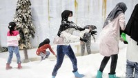 Suasana Trans Snow World Bekasi sangat ramai. Sekitar lebih dari seribu orang pengunjung datang setiap hari di libur Nataru ini.