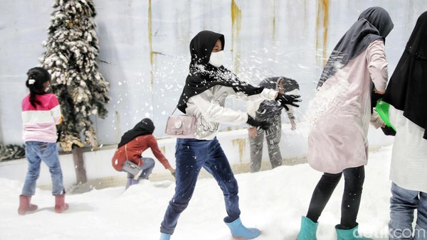 Suasana Trans Snow World Bekasi sangat ramai. Sekitar lebih dari seribu orang pengunjung datang setiap hari di libur Nataru ini. Suasana Trans Snow World Bekasi sangat ramai. Sekitar lebih dari seribu orang pengunjung datang setiap hari di libur Nataru ini.