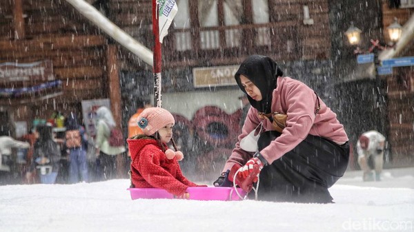 Pengunjung didominasi oleh para keluarga yang berisikan orang dewasa beserta anak-anak. Hal tersebut karena banyak wahana yang dirasa sangat cocok untuk dinikmati oleh keluarga, seperti bermain salju, membuat boneka salju, kereta gantung, dan lain sebagainya. Pengunjung didominasi oleh para keluarga yang berisikan orang dewasa beserta anak-anak. Hal tersebut karena banyak wahana yang dirasa sangat cocok untuk dinikmati oleh keluarga, seperti bermain salju, membuat boneka salju, kereta gantung, dan lain sebagainya.