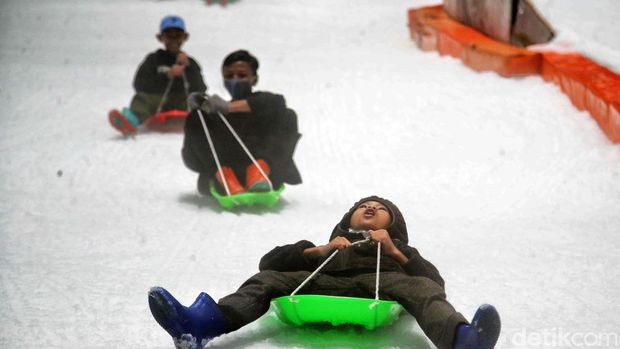 Traveler, Bekasi punya wahana bermain salju lho. Trans Snow World namanya, Suasananya sejuk dan syahdu. Seru!