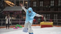 Untuk dapat menikmati wahana ini, pengunjung dikenakan tiket sebesar Rp 230 ribu (weekdays) dan Rp 275 ribu (Hari libur, hari raya, atau libur panjang) para traveler akan mendapatkan kaos kaki gratis dan juga disewakan sepatu khusus salju secara gratis.