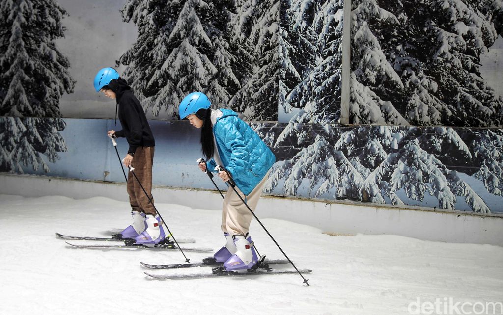 Traveler, Bekasi punya wahana bermain salju lho. Trans Snow World namanya, Suasananya sejuk dan syahdu. Seru!