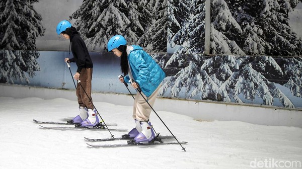 Untuk menambah experience merasakan Eropa di Bekasi, pengunjung bisa mencoba belajar bermain ski. Dengan membayar Rp 100 ribu, para pengunjung Trans Snow World Bekasi dapat belajar ski sepuasnya, sesuai dengan durasi berkunjung di Trans Snow, yaitu maksimal 2 jam.