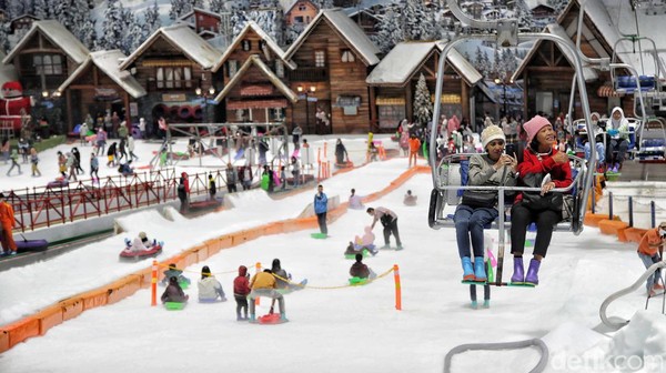 Pengunjung menikmati wahana bermain salju di Trans Snow World, Bekasi, Jawa Barat, Selasa (27/8/2022). Pengunjung menikmati wahana bermain salju di Trans Snow World, Bekasi, Jawa Barat, Selasa (27/8/2022).