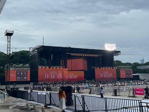 Mendung Tak Lunturkan Semangat CARAT Bertemu SEVENTEEN