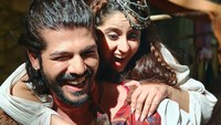 Senyum kebersamaan Tunisha Sharma dan Sheezan Khan yang mengalami cinlok. Foto: dok. Instagram Sheezan Mohammaed Khan