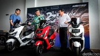 General Manager PT Terang Dunia Internusa Andry Dwinanda, Direktur PT Terang Dunia Internusa Henry Mulyadi, dan Direktur PT Terang Dunia Internusa Andrew Mulyadi berpose di atas motor listrik United di Serpong Utara, Tangsel, Rabu (28/12/2022).