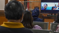 Hakim ketua Martin Ginting saat membacakan putusan di Pengadilan Negeri Jakarta Barat, Rabu (28/12/2022) mengatakan, terdakwa Roy Suryo telah terbukti secara sah dan meyakinkan bersalah dengan sengaja tanpa hak menyebarkan informasi yang ditujukan untuk menyebarkan rasa kebencian atau permusuhan individu dan/atau kelompok masyarakat tertentu berdasarkan suku, agama, ras, dan antargolongan (SARA).